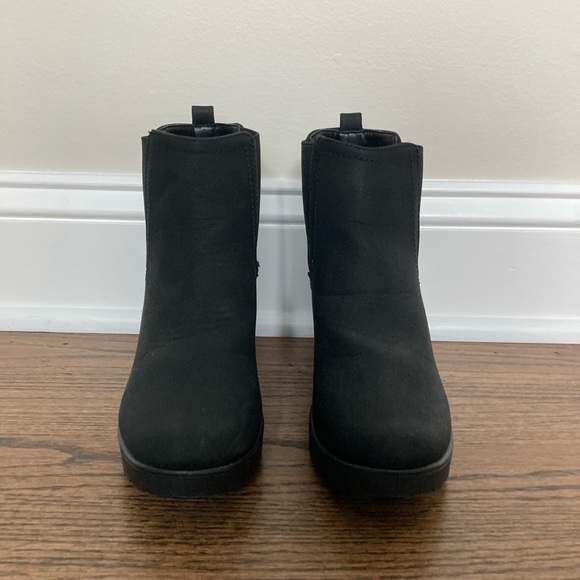 Black booties barely worn size 5 - Picture 2 of 3
